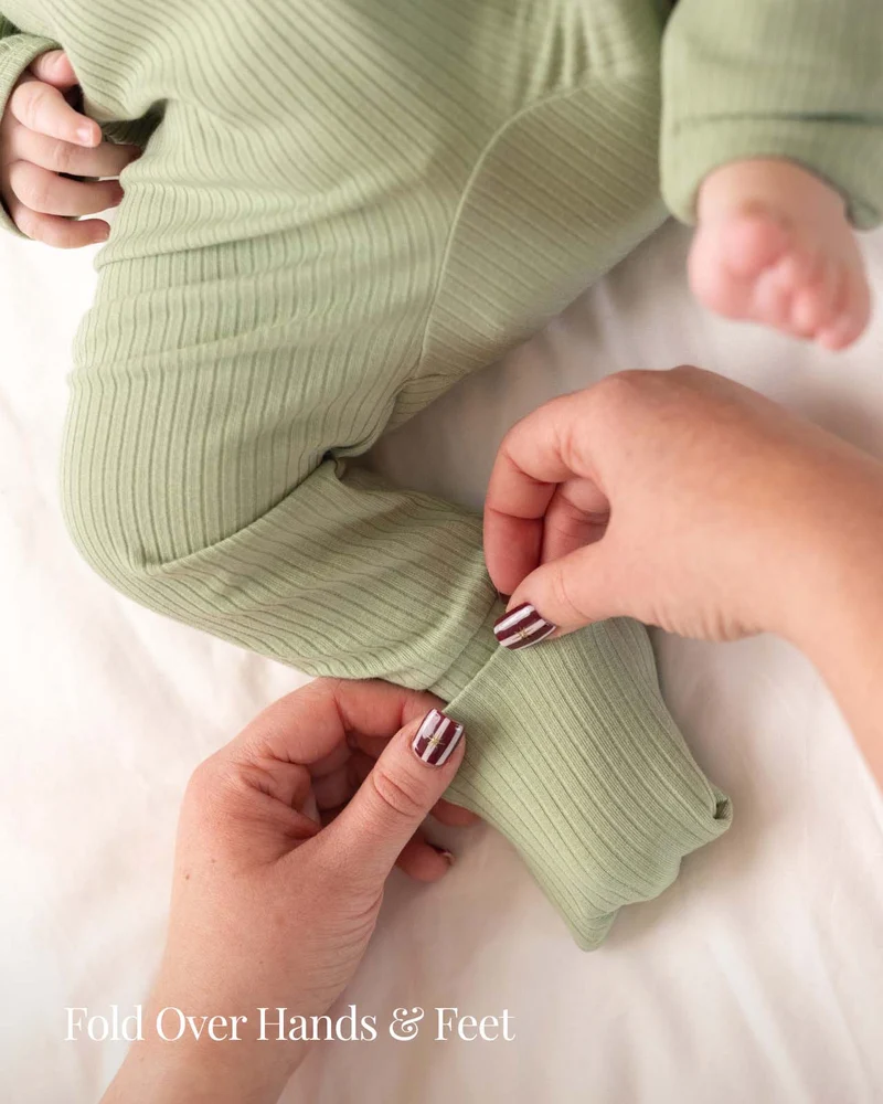 BABYGO® Salbeifarbener gerippter Schlafanzug mit Reißverschluss