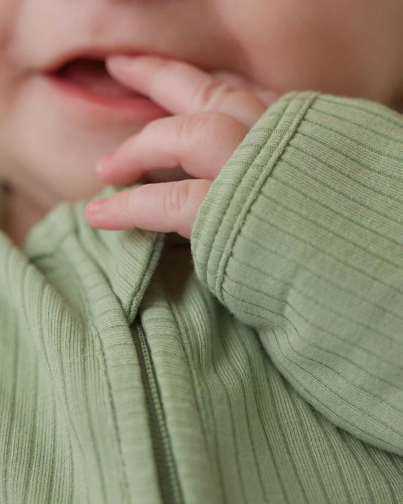 BABYGO® Salbeifarbener gerippter Schlafanzug mit Reißverschluss