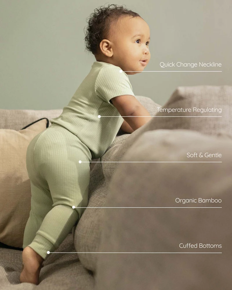 BABYGO® Salbeigrüner, kurzer Rippstrick-Body & Leggings