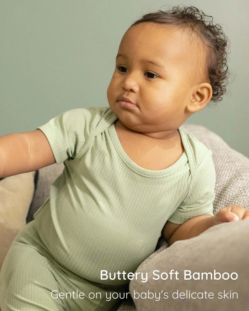 BABYGO® Salbeigrüner, kurzer Rippstrick-Body & Leggings