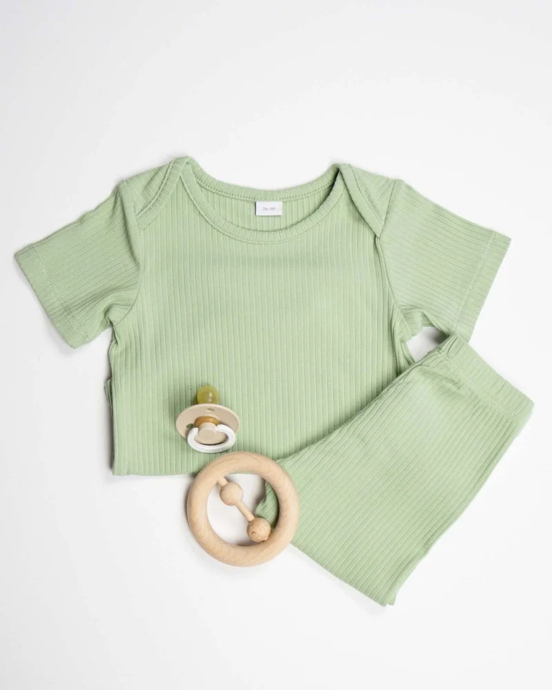 BABYGO® Salbeigrüner, kurzer Rippstrick-Body & Leggings
