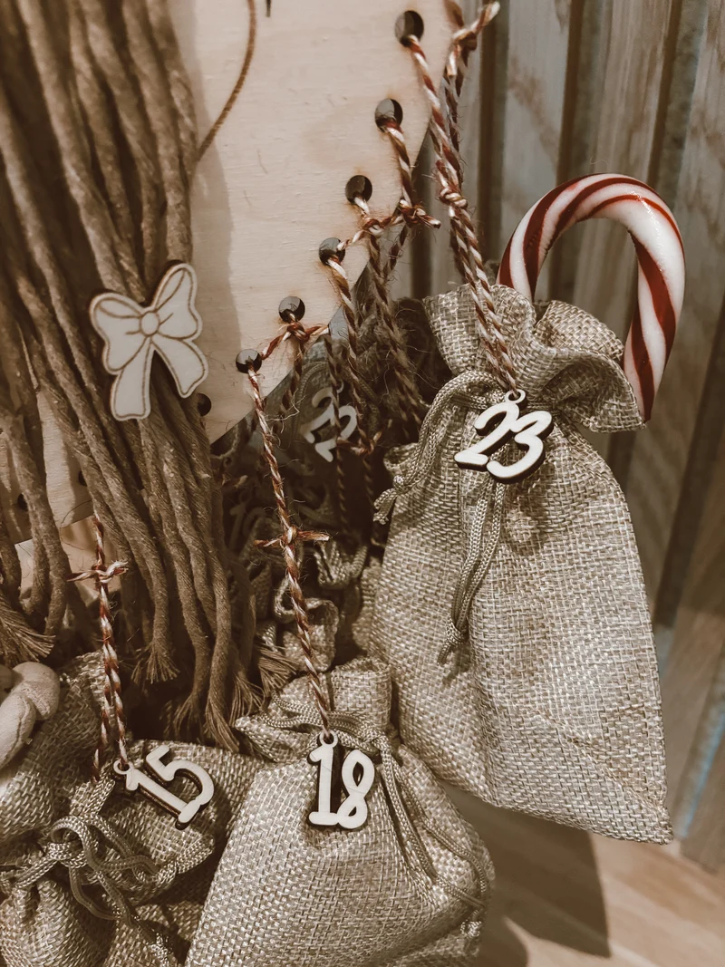 Adventskalender „Frederike“ aus Holz | 28x28cm | personalisiert