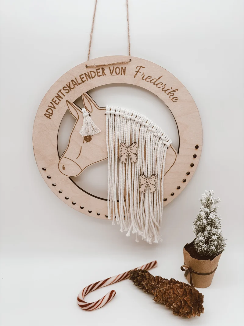 Adventskalender „Frederike“ aus Holz | 28x28cm | personalisiert