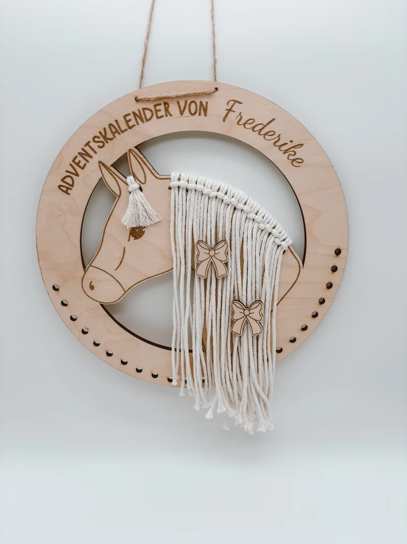 Adventskalender „Frederike“ aus Holz | 28x28cm | personalisiert