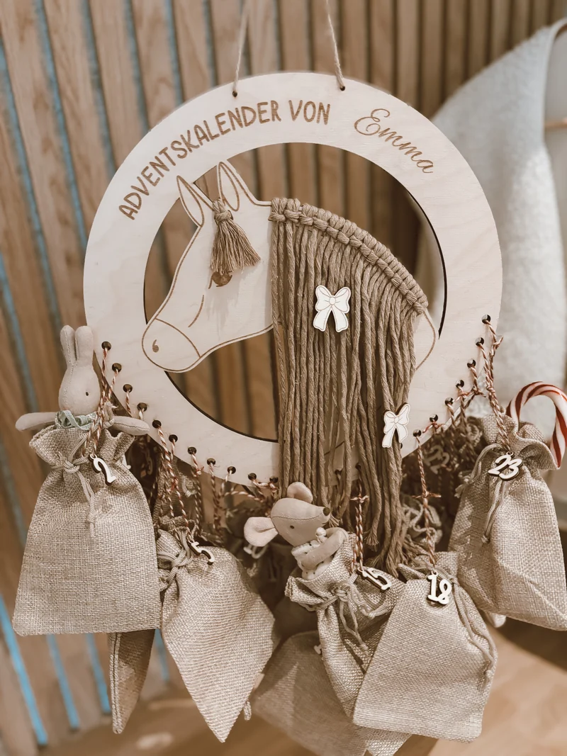 Adventskalender „Emma“ aus Holz | 28x28cm | personalisiert