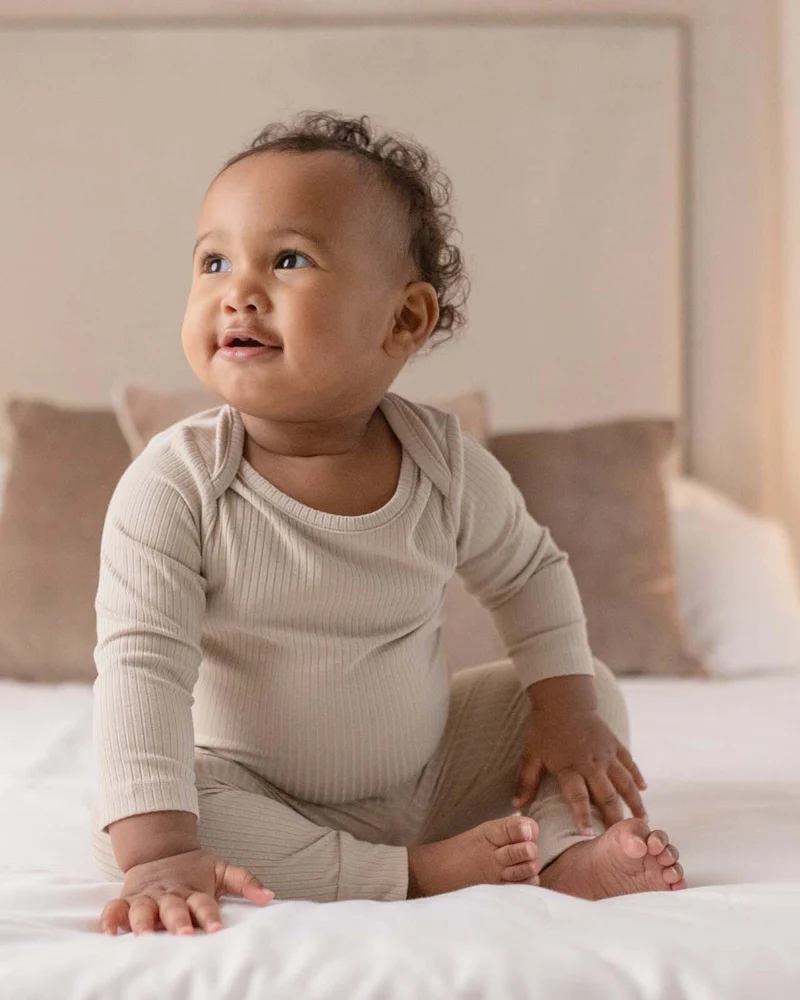 BABYGO® Haferflockenfarbener, langer Rippstrick-Body & Leggings