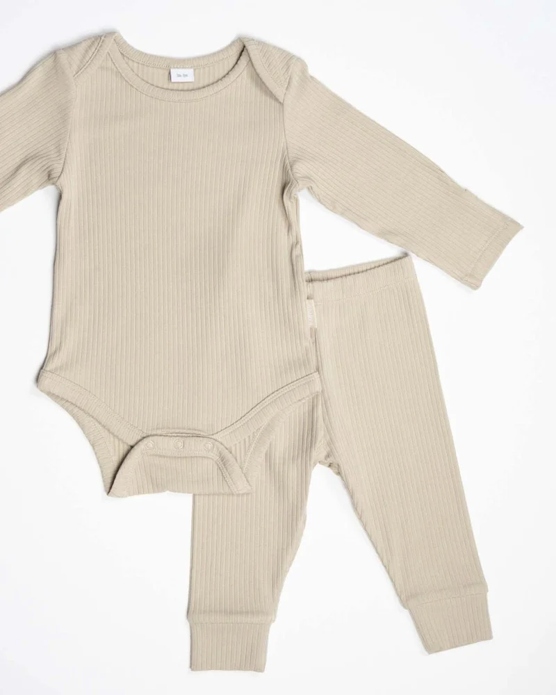 BABYGO® Haferflockenfarbener, langer Rippstrick-Body & Leggings