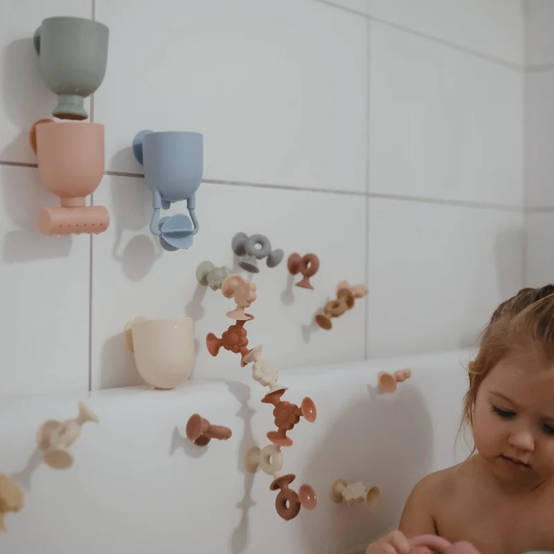 Mushie Kinder Badesielzeug Becherset mit Saugnäpfen 10m+