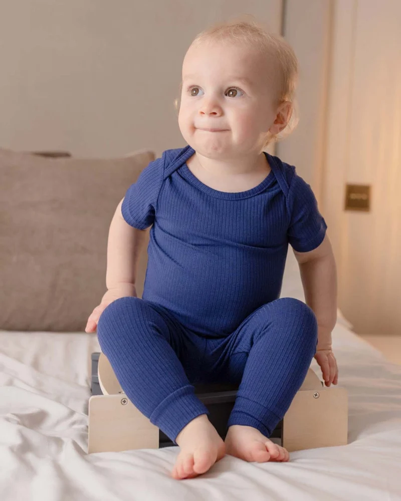 BABYGO® Marineblauer, kurzer Rippstrick-Body und Leggings