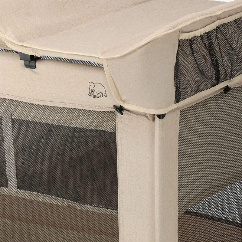 Luxus-Campingbett mit Wickelauflage und Bodenverhöher – Nougat