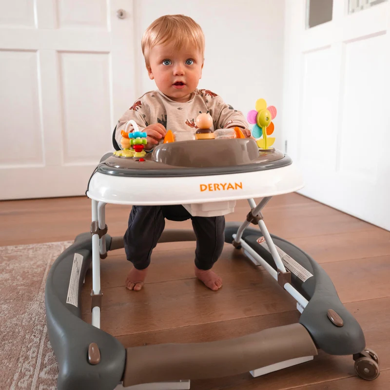 Deryan Luxuriöser 4-in-1-Kinderwagen - Schaukelfunktion - Inklusive Spielset und Tablett - faltbar - Braun