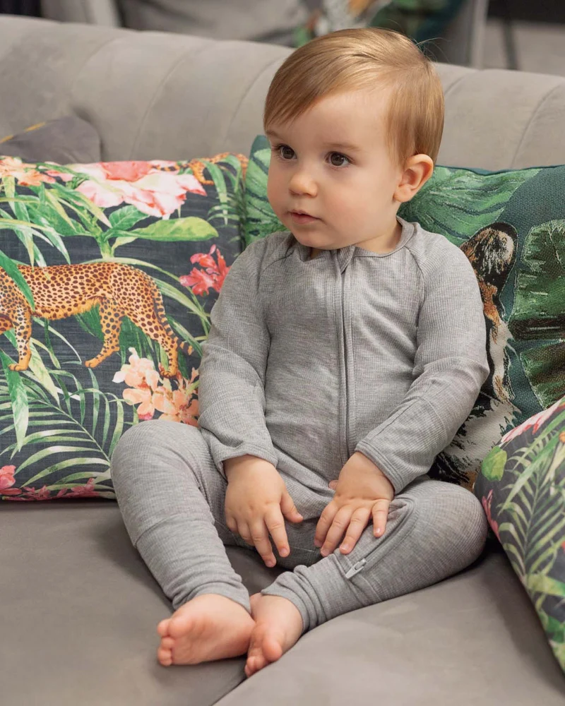 BABYGO® Grauer gerippter Schlafanzug mit Reißverschluss