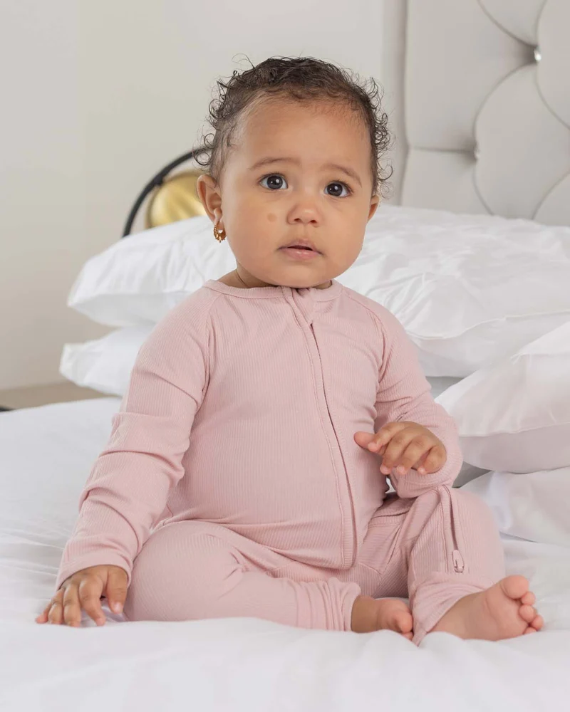 BABYGO® Dusty Pink gerippter Schlafanzug mit Reißverschluss