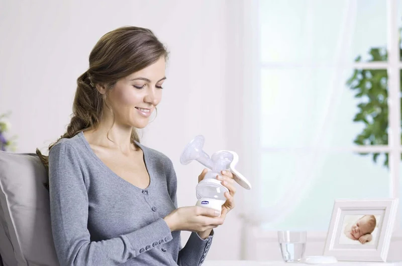 CHICCO Natural Feeling LAKTATOR RĘCZNY 150 ml U "O