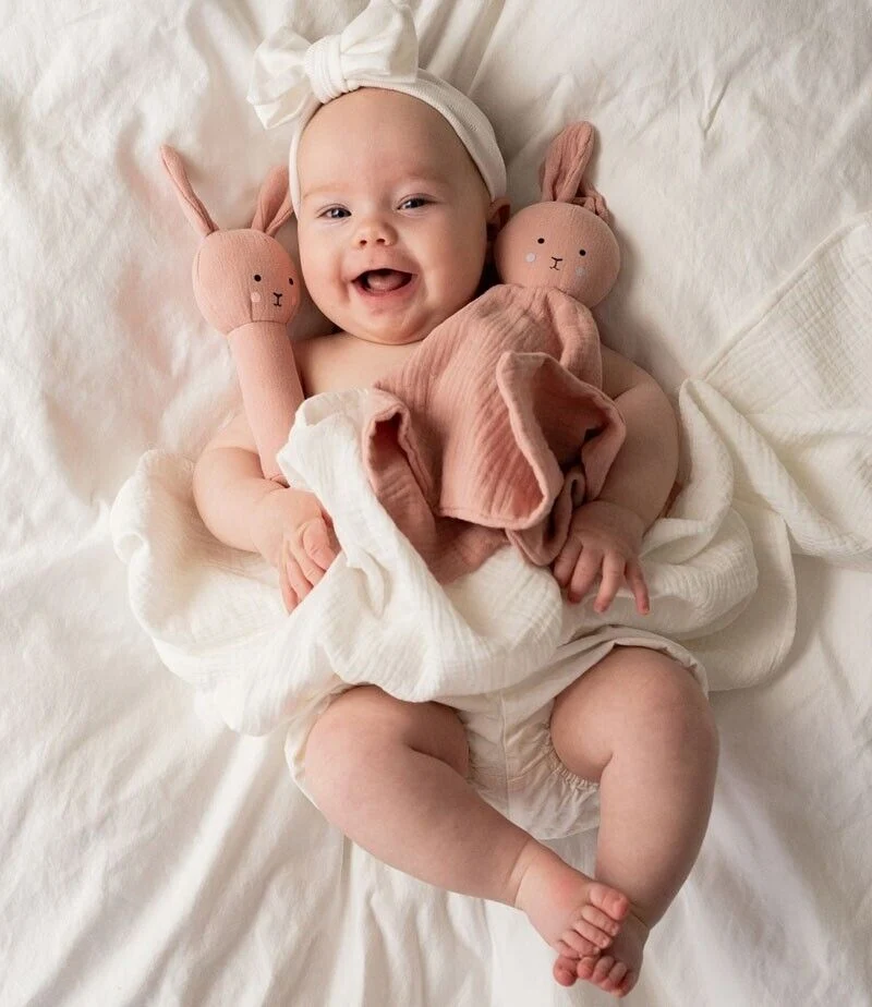 Jabadabado Baby Geschenkset 2tlg, Geschenkbox Hase, Schmusetuch und Stabrassel