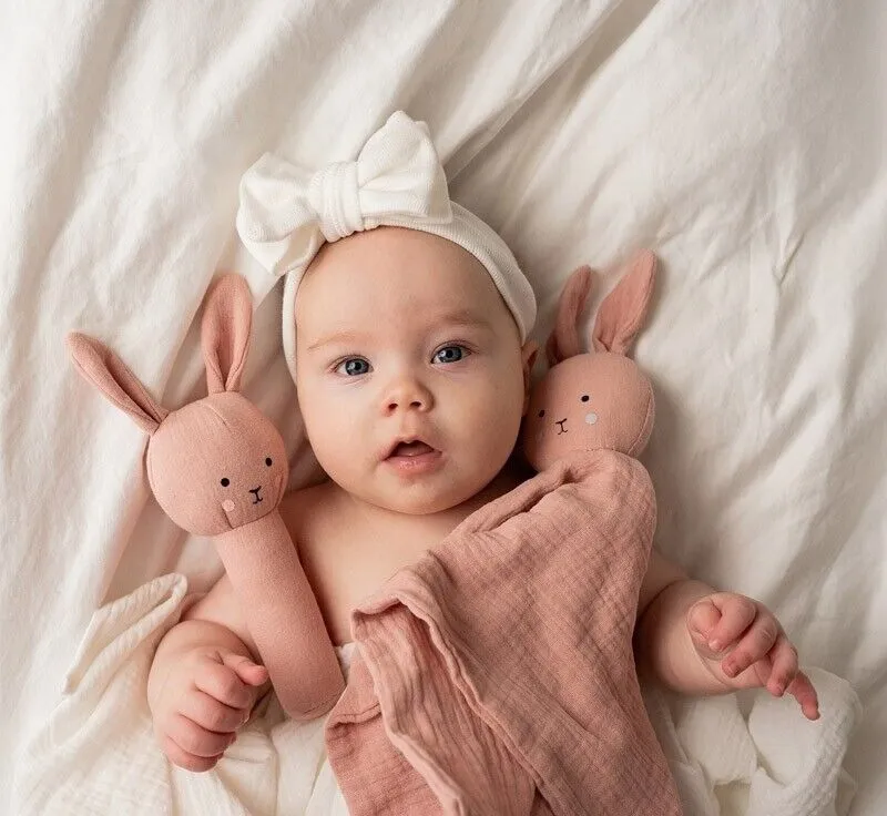 Jabadabado Baby Geschenkset 2tlg, Geschenkbox Hase, Schmusetuch und Stabrassel