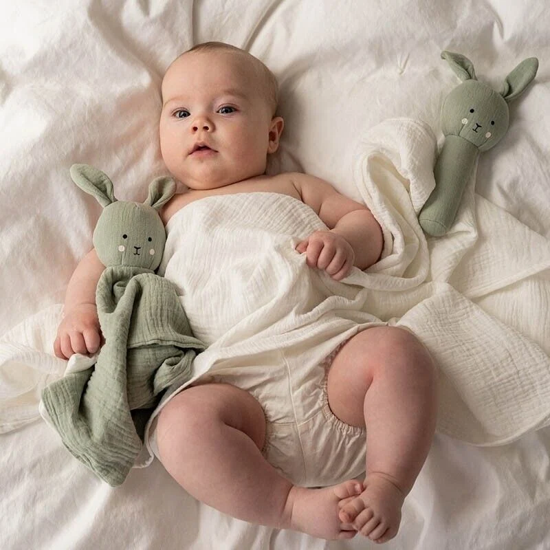 Jabadabado Baby Geschenkset 2tlg, Geschenkbox Hase, Schmusetuch und Stabrassel