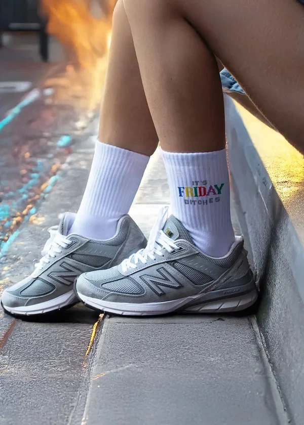 "It´s Friday" - weiße Tennissocken von J. Clay für Frauen und Männer