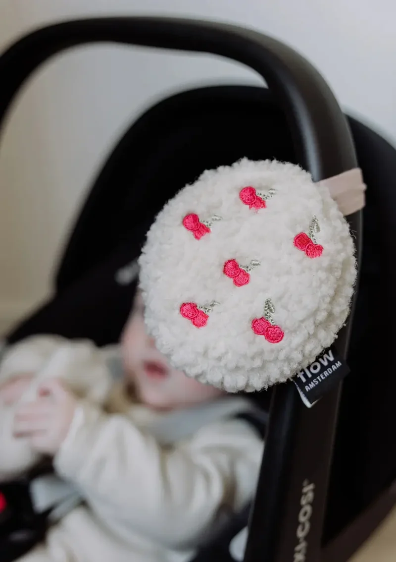 Einschlafhilfe für unterwegs 'Lucy – Comforter On The Go' cherry