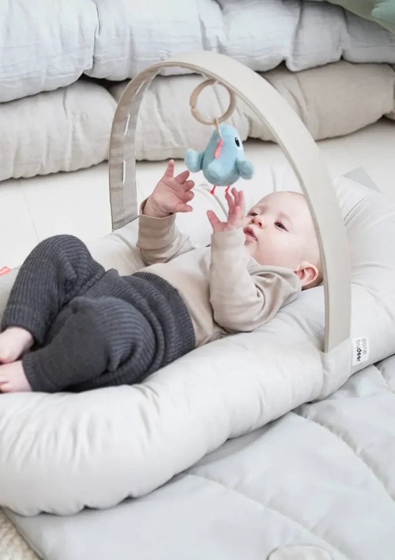 Babykissen mit Aktivitätsbogen 'Cozy Lounger' Raffi sand