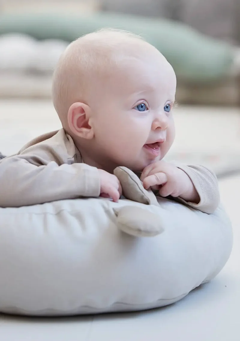 Babykissen mit Aktivitätsbogen 'Cozy Lounger' Raffi sand