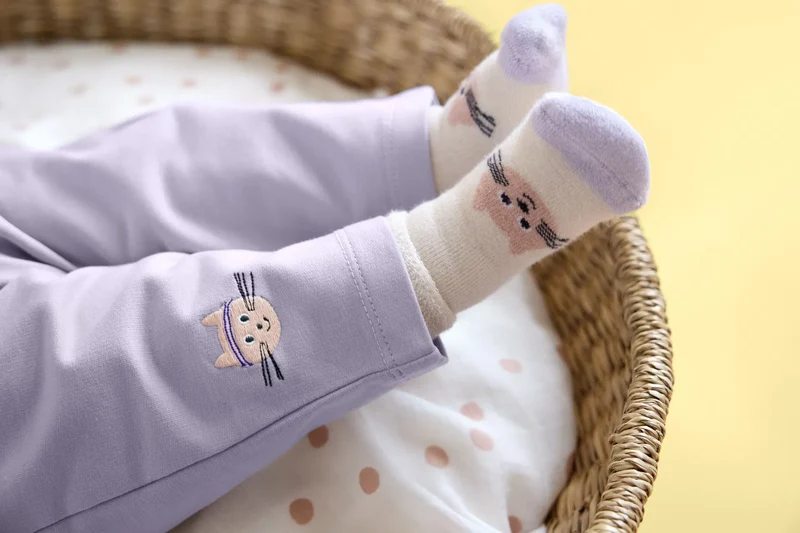 Lila Babysocken "Katze" von Lässig