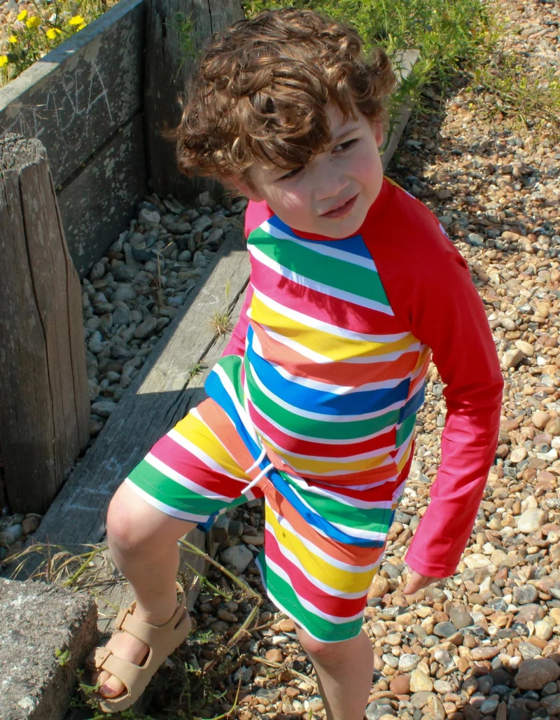 Kinder Schwimmshorts mit bunten Streifen von Toby Tiger, UV-Schutz UPF 50+