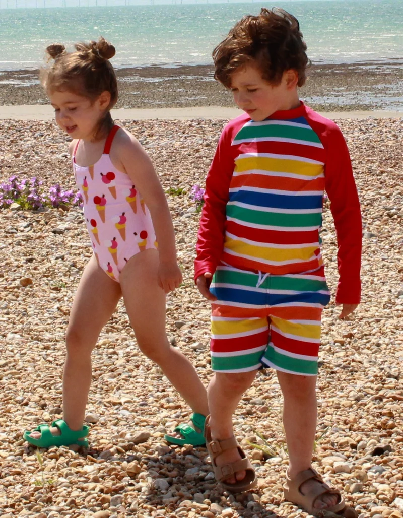 Kinder Schwimmshorts mit bunten Streifen von Toby Tiger, UV-Schutz UPF 50+
