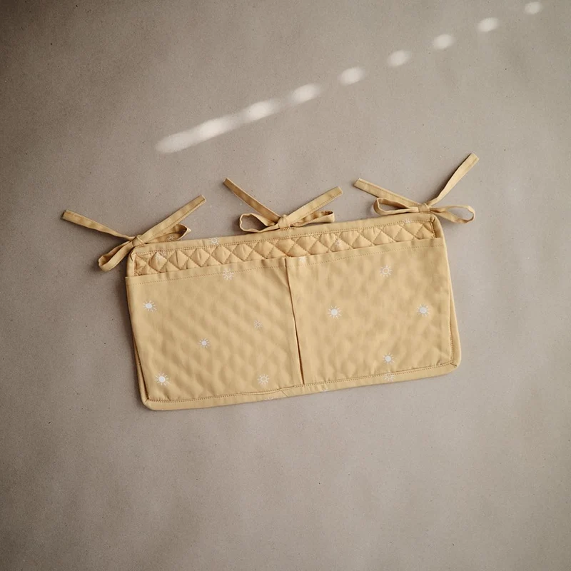 mushie Babybett Tasche Crib Pocket Organizer Sun