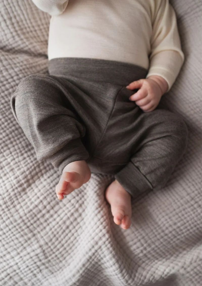 Wolle/Seide Baby-Hose mit Nabelbund Hellgrau melange