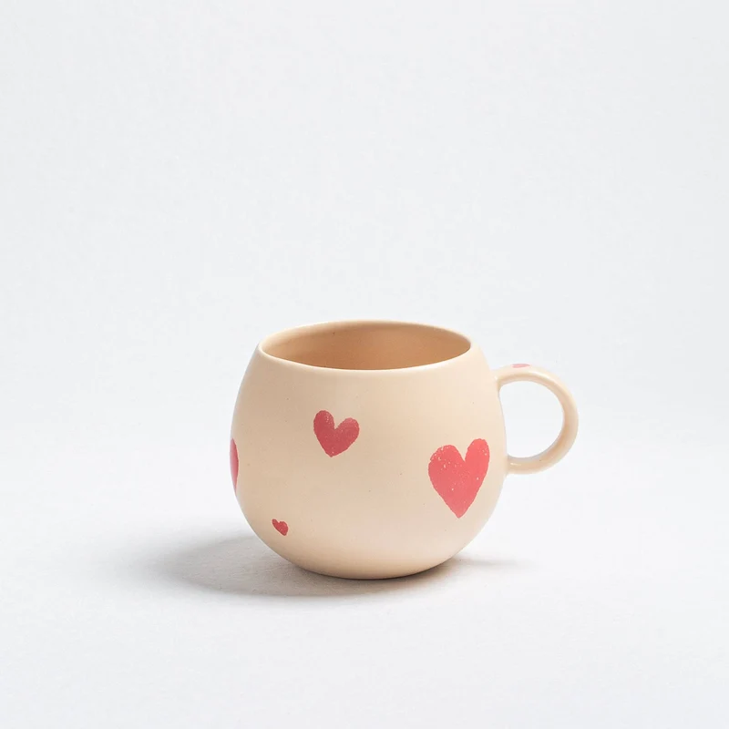 "Cozy Hearts Becher" – Steingut-Tasse von Egg Back Home, 500ml