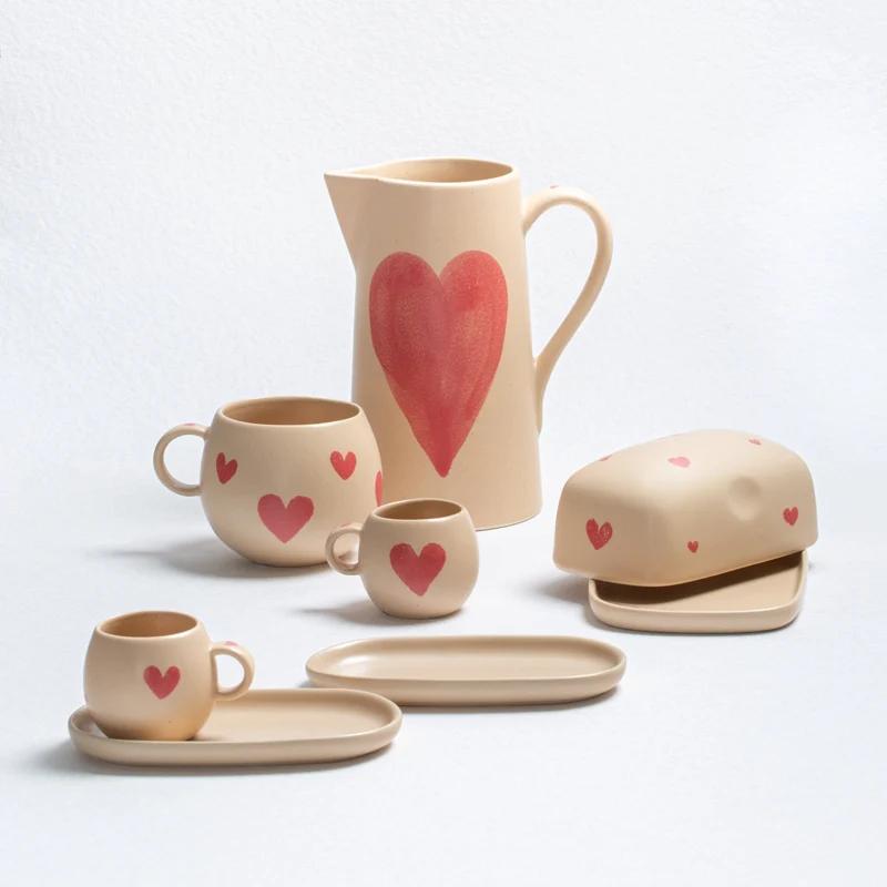 "Cozy Hearts Becher" – Steingut-Tasse von Egg Back Home, 500ml