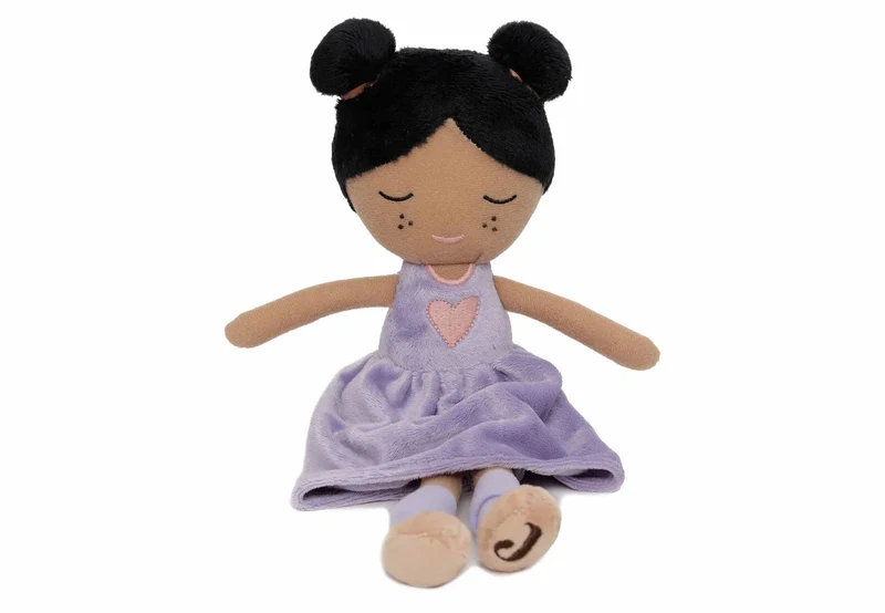 Dunkelhäutige Kuschelpuppe "Daisy" von Jollein mit lila Kleid