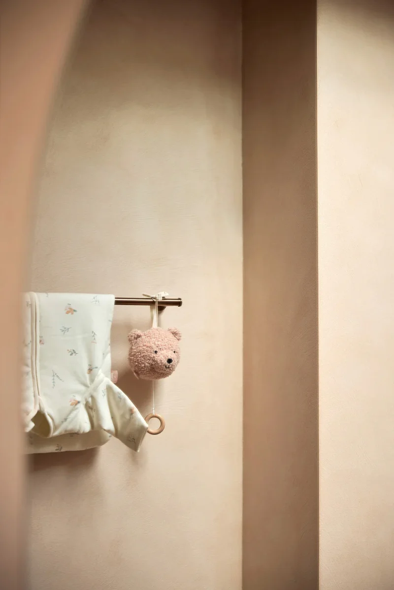 Kuschelige Teddybär-Spieluhr von Jollein, Farbe "Wild Rose"