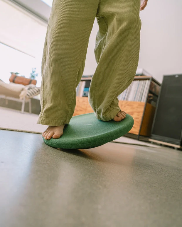 Dunkelgrünes Balanceboard von Stapelstein, "dark green"