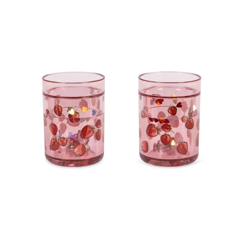Glitzerbecher "Fragola" mit Erdbeer-Motiv von Konges Slojd, einzeln