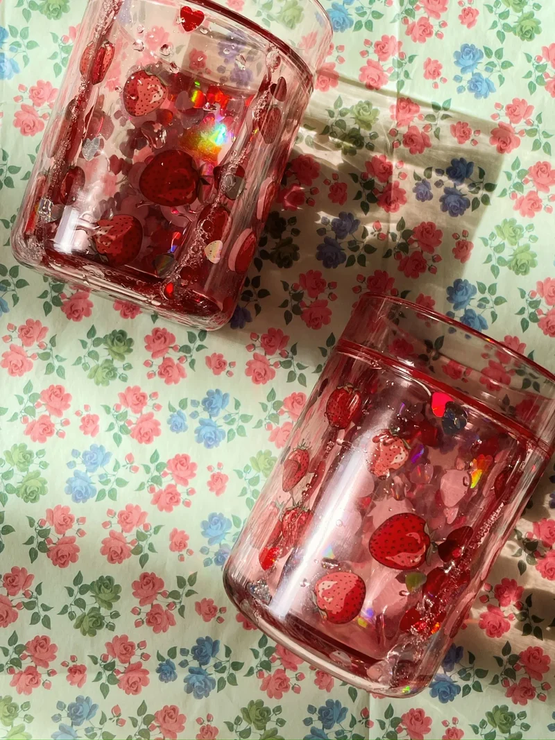 Glitzerbecher "Fragola" mit Erdbeer-Motiv von Konges Slojd, einzeln