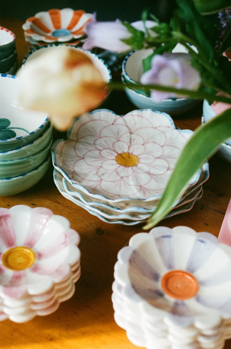 Kleine Keramikschale in Lila/Lavendel in Blütenform, handbemalt