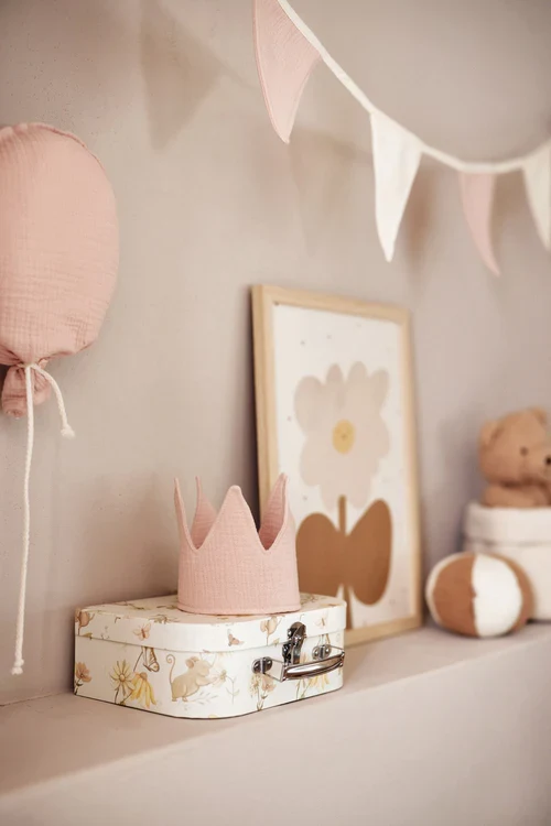Rosa Luftballon aus Stoff als Dekoration für das Kinderzimmer