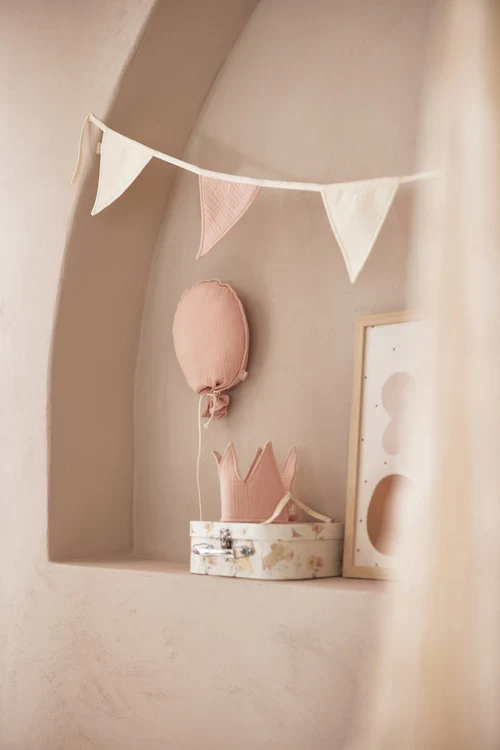 Rosa Luftballon aus Stoff als Dekoration für das Kinderzimmer