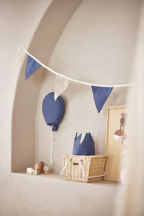 Blauer Luftballon aus Stoff als Dekoration für das Kinderzimmer