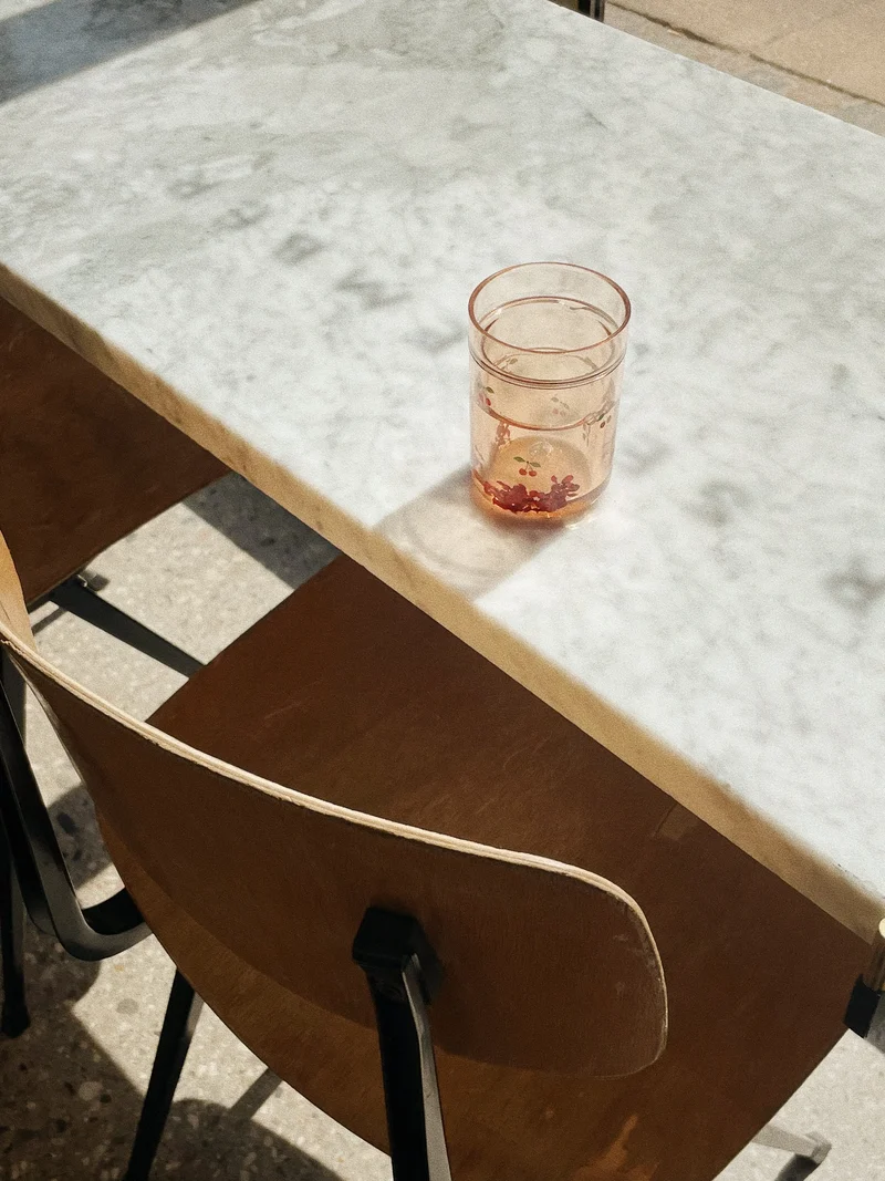 Glitzerbecher "Cherry" mit Kirschmuster von Konges Slojd, einzeln