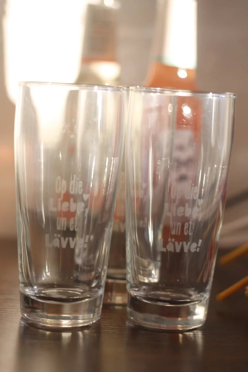 Limitiertes Bierglas mit Gravur "Op die Liebe, un et Lävve", 200ml