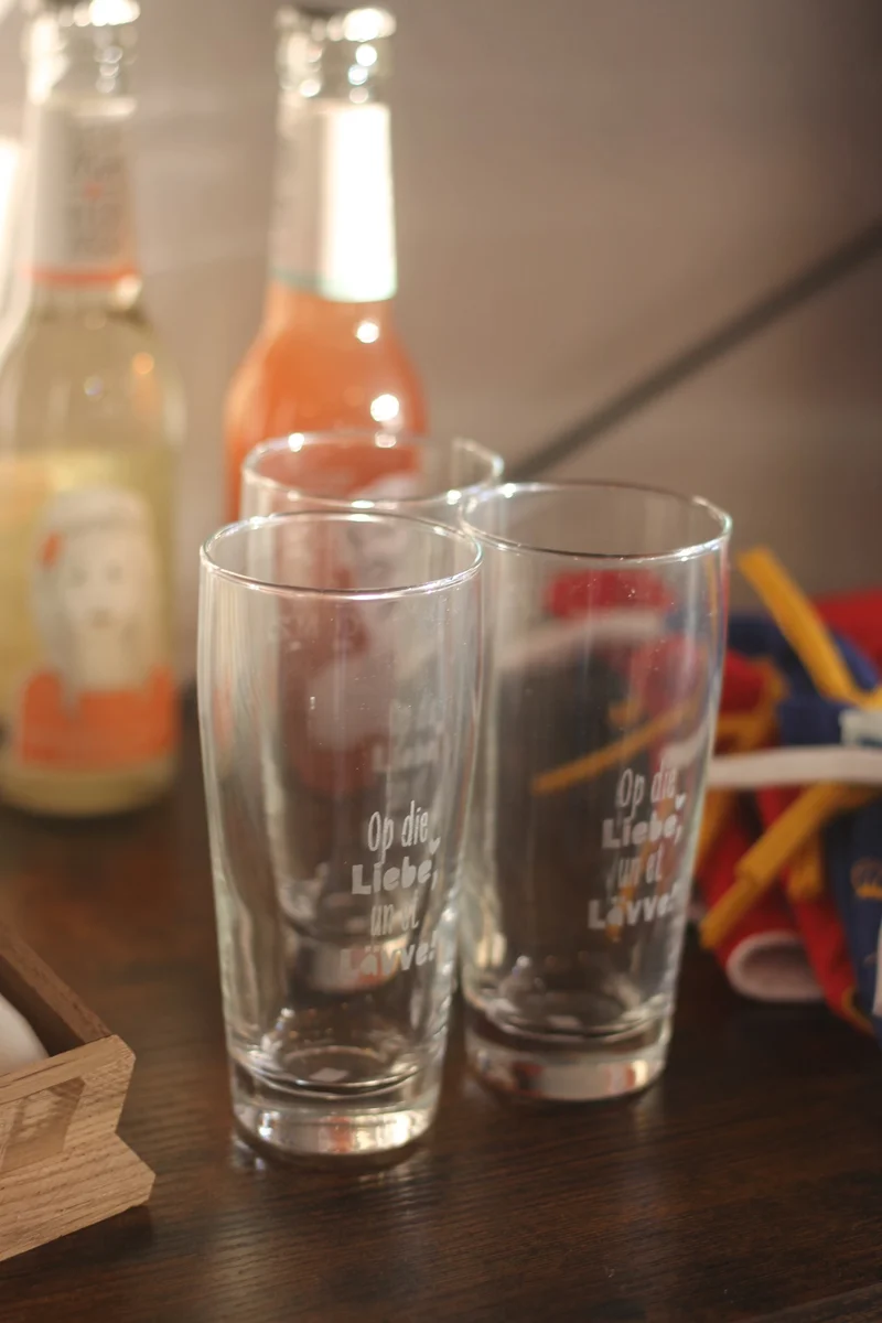 Limitiertes Bierglas mit Gravur "Op die Liebe, un et Lävve", 200ml