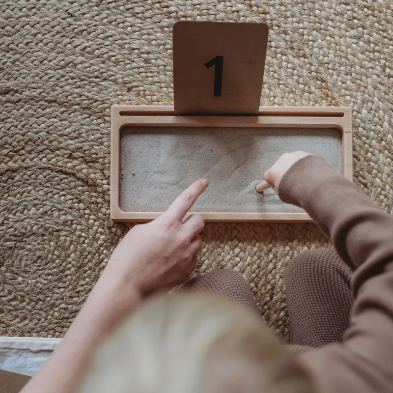 Sand-Schreibtablett aus der Montessori Pädagogik