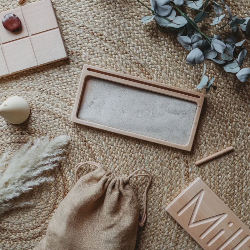 Sand-Schreibtablett aus der Montessori Pädagogik