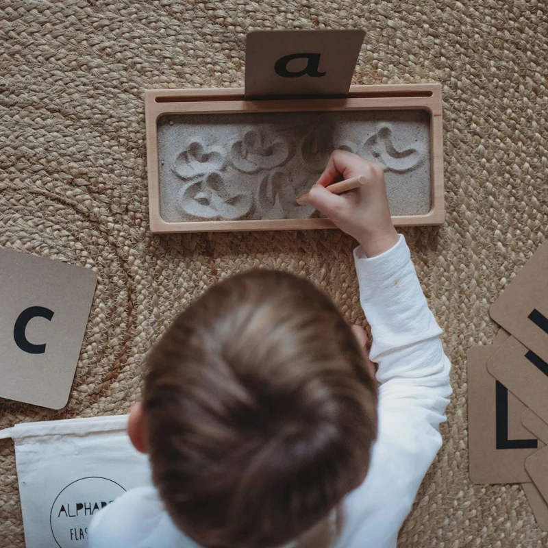 Sand-Schreibtablett aus der Montessori Pädagogik
