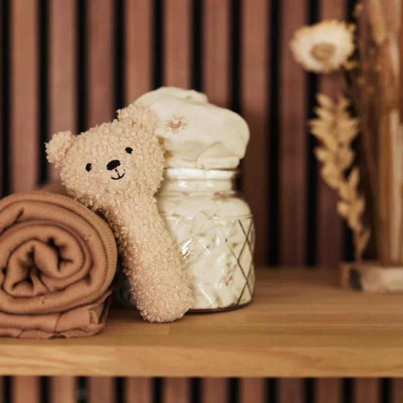 Kuschelige Bärenrassel zum Greifen von Jollein, beige