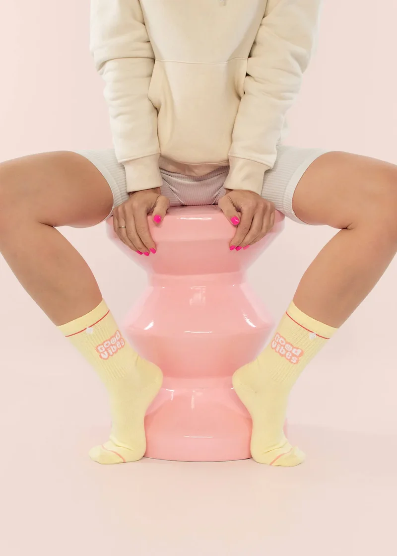 Gelbe Tennissocken "Good Vibes" von J. Clay für Frauen und Männer