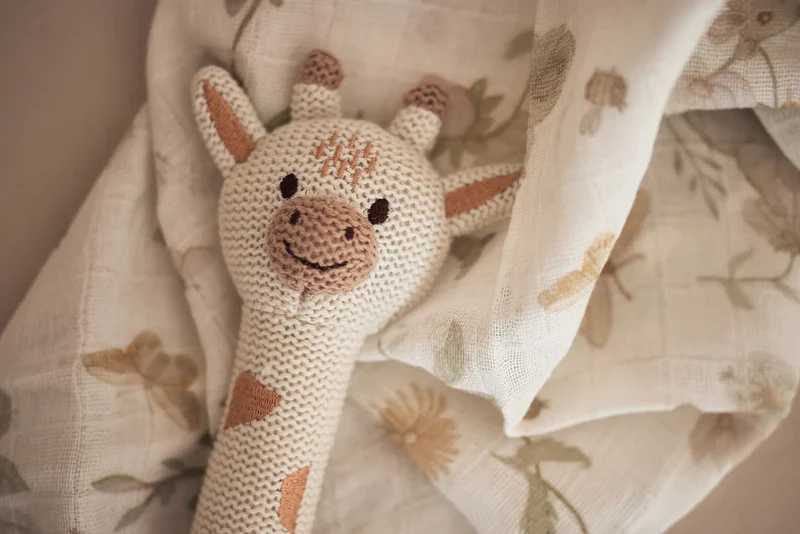Stylische Giraffen-Rassel von "Jollein"